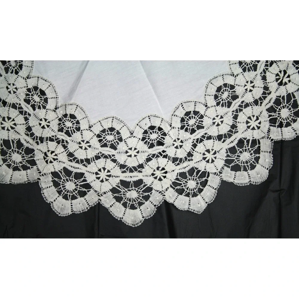 Vintage Torchon Cluny Bobbin Lace Table Topper / Centerpiece 32 Inch